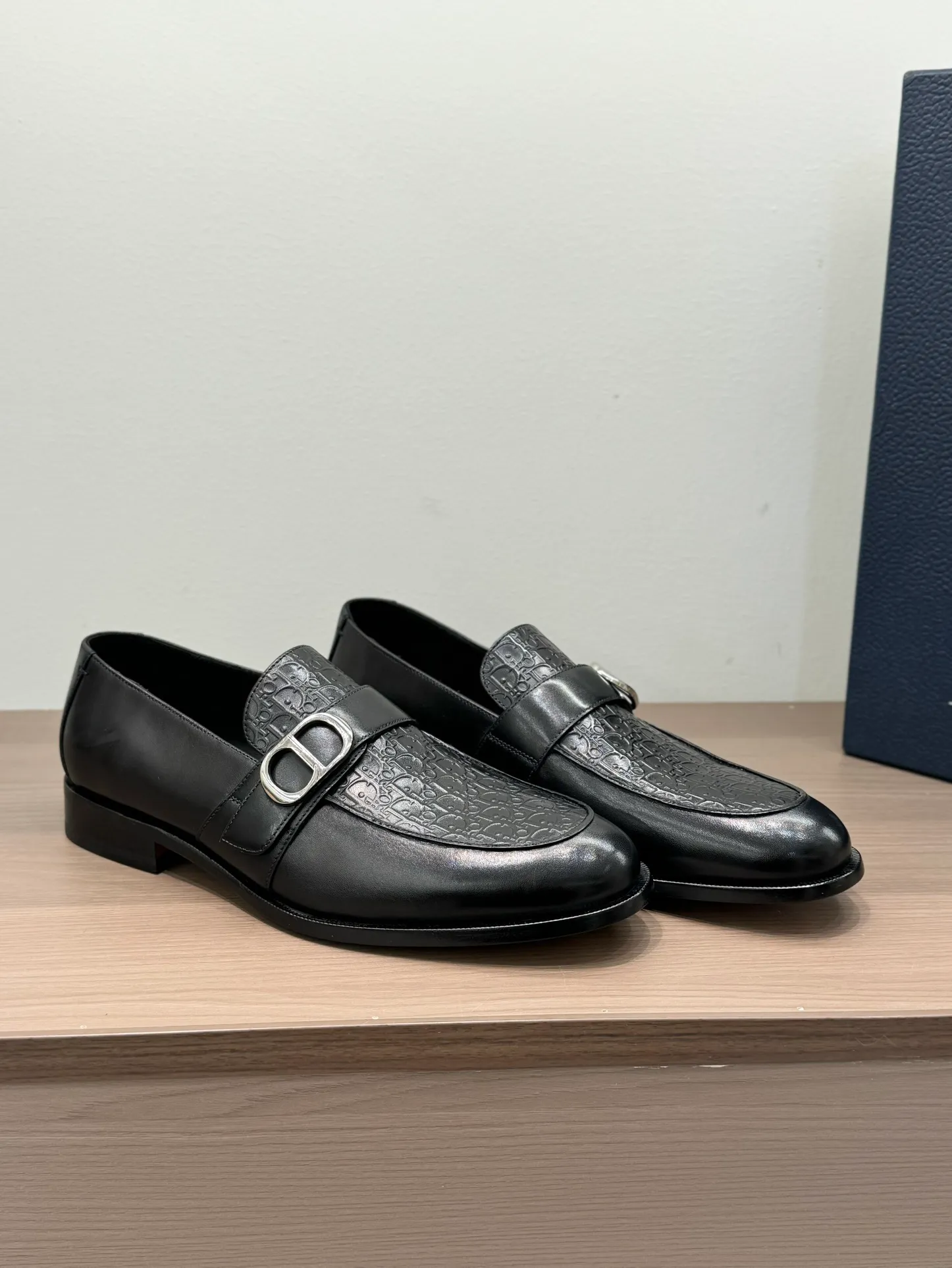[Dior Dior] Top P: 960💰 Standard code 39-44 (38.45.46 custom-made, non-refundable and non-exchangeable) Dior Dior's latest high-end men's boutique casual leather shoes, the upper is carefully made of black cowhide/open-edge beaded leather/high-mercerized frosted cowhide, the classic silhouette shows elegance, and the upper strap is matched with a metal-coated CD Icon decorative buckle to enhance the style. Comfortable and lightweight, the Italian leather sole features anti-slip rubber inserts. The Blake structured leather sole with anti-slip details showcases Dio*'s exceptional craftsmanship. Elegant and refined, it can be matched with all kinds of suits.